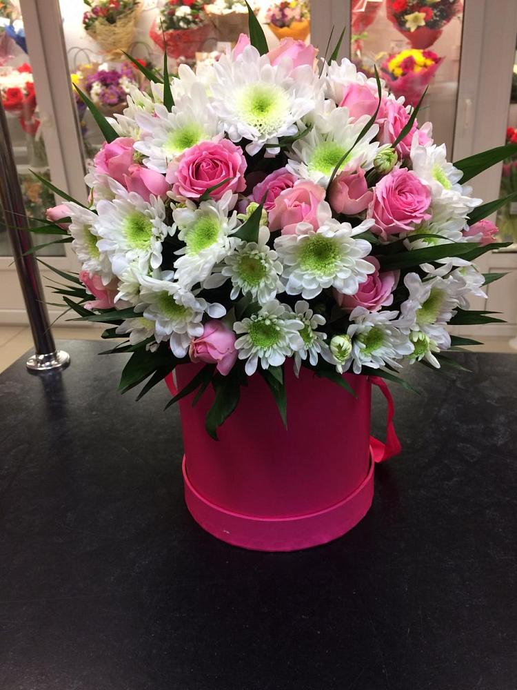 Цветочная композиция из Розы и Хризантемы в шляпной коробке в Ягунино